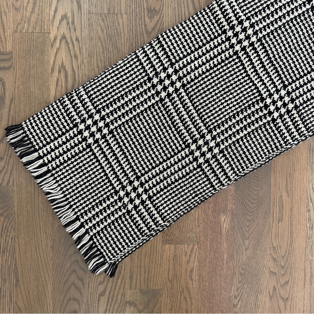 SOLD Anthropologie Vintage 100% Wool Houndstooth Woven Scarf in Black and Cream - Picture 4 of 7